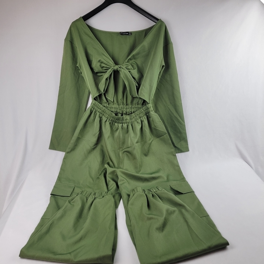 Pretty Little Thing olive drab tie front elastic waist cargo jogger jumpsuit - Picture 4 of 9